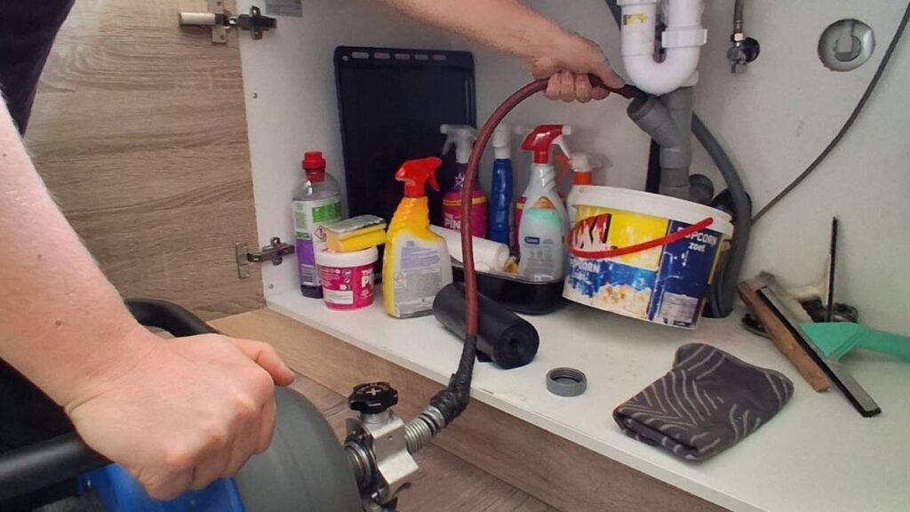 Hoe los je een stinkende afvoer in je dakgoot op na haar in het putje?